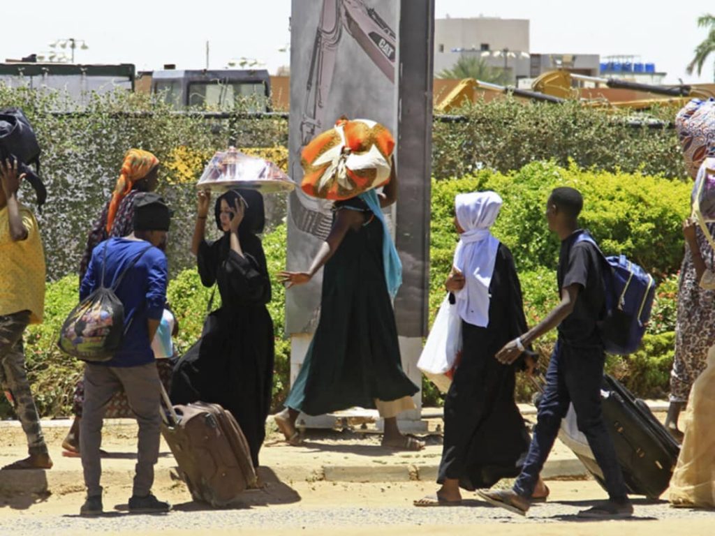 نزوح مئات الأسر السودانية من الخرطوم بحري