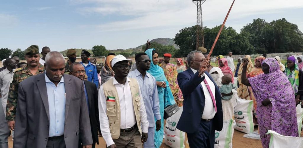 السودان – “الفضاء نيوز”:  *”والى جنوب كردفان” يدشن سلة العون المباشر الكويتية لألف من المحتاجين بكادقلي والدلنج*