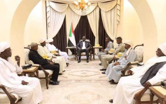 السودان – “الفضاء نيوز”:  *”عقار” يشيد بالدور التاريخي وحكمة زعماء الإدارة الأهلية فى مواجهة تحديات الحرب الراهنة*