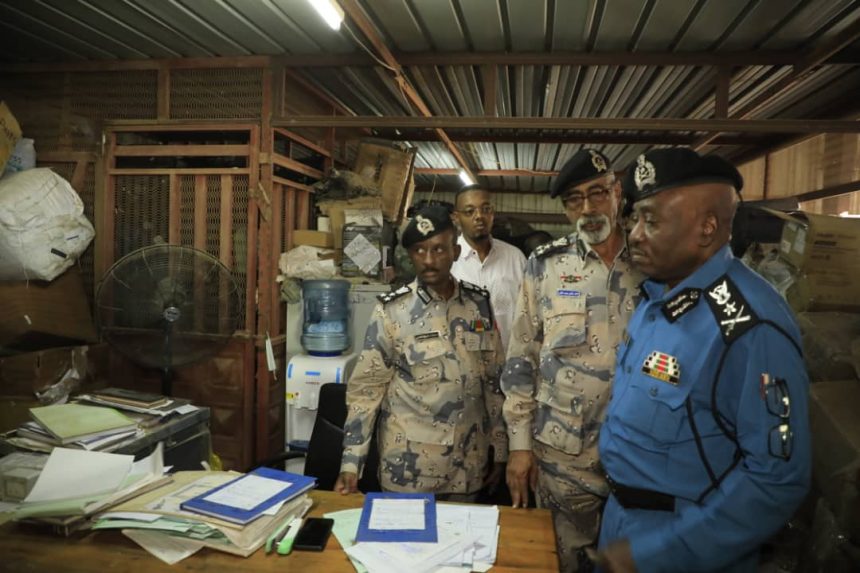 السودان – “الفضاء نيوز”:  *”حسب الكريم” يتفقد سير العمل بدائرة جمارك مطار بورتسودان*