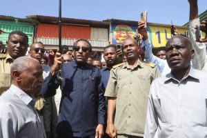 السودان – “الفضاء نيوز” : *رئيس الوزراء يوجه الجهات المختصة بالاسراع في إعادة الكهرباء والمصارف والبنوك إلى سوق ليبيا*