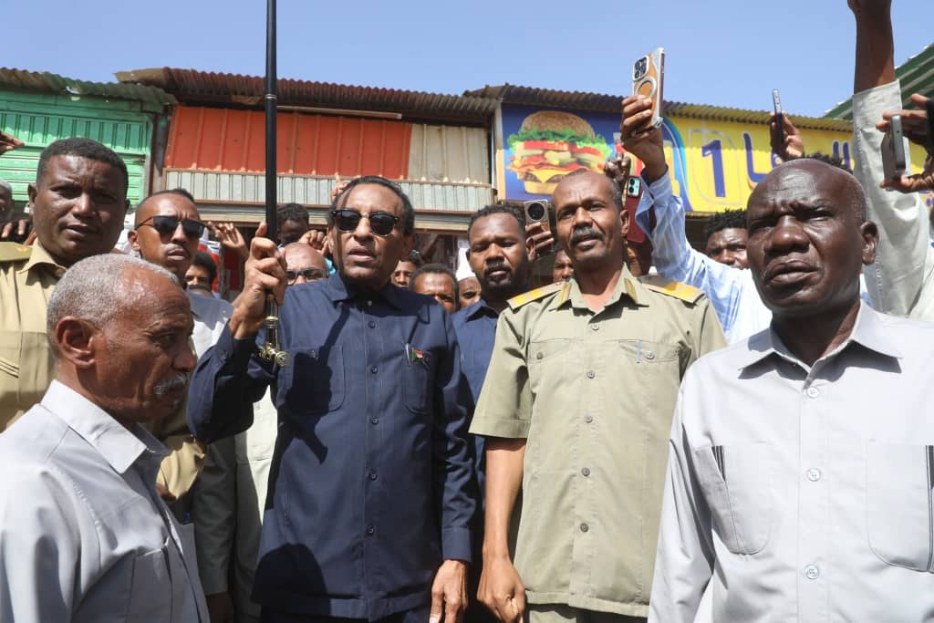 السودان – “الفضاء نيوز” : *رئيس الوزراء يوجه الجهات المختصة بالاسراع في إعادة الكهرباء والمصارف والبنوك إلى سوق ليبيا*