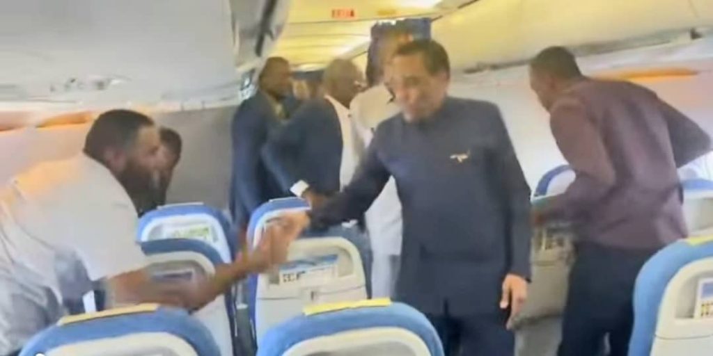 السودان – “الفضاء نيوز”: *هبوط طائرة سودانير في مطار الخرطوم ورئيس الوزراء يهنئ بعودة الطائر الميمون*