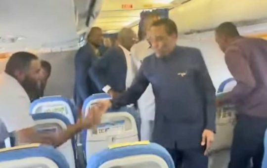 السودان – “الفضاء نيوز”: *هبوط طائرة سودانير في مطار الخرطوم ورئيس الوزراء يهنئ بعودة الطائر الميمون*