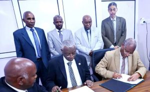 السودان – “الفضاء نيوز”: *”وكيل وزارة المالية” يشهد توقيع عقد خدمة إيصالي مع مصرف جديد*