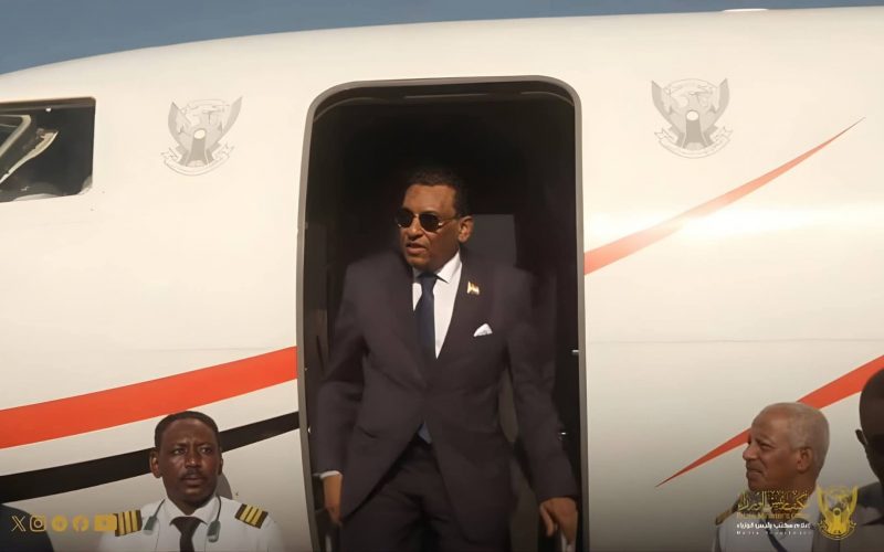 السودان – “الفضاء نيوز”:  عقب زيارته لجنيف – “رئيس الوزراء” يعود إلى البلاد