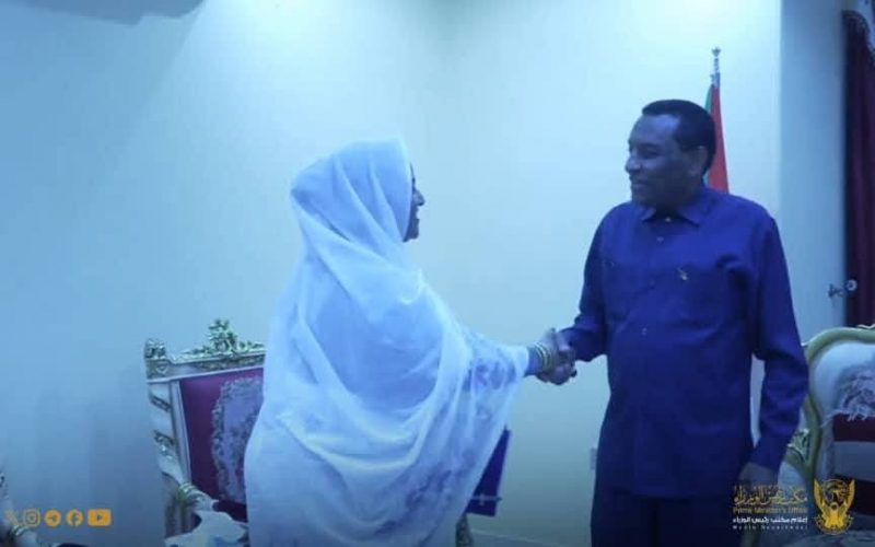 السودان – “الفضاء نيوز”: *”رئيس الوزراء” يطلع على نتائج زيارة محافظ البنك المركزي لسلطنة عمان*   