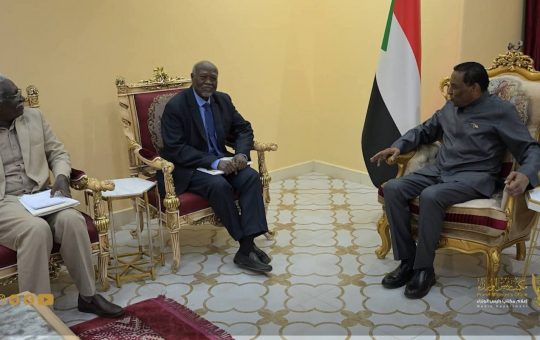 السودان – “الفضاء نيوز”: *”رئيس الوزراء” يبحث مع وزير الحكم الاتحادي سير الترتيبات الجارية لعقد الملتقى الكبير لحكام وولاة الولايات*
