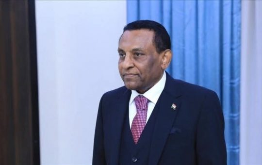 السودان – “الفضاء نيوز”: *رئيس الوزراء يُوجه المواطنيين بعدم الاستجابه لدفع اي رسوم في المعابر إضافيه أو غير مقننه*