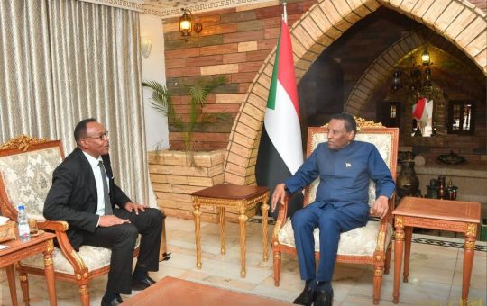 السودان “الفضاء نيوز”: *”رئيس الوزراء” يطلع على نتائج المؤتمر الأول للشباب وموقف الاستادات والملاعب الرياضية في الخرطوم*