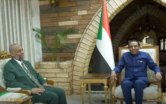 السودان – “الفضاء نيوز”: رئيس الوزراء يطمئن على الوضع الصحي وتشغيل المؤسسات الصحية في كافة أنحاء البلاد