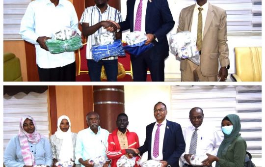 وزير الشباب والرياضة يدعم جامعة السودان ونادي الوحدة الحواتة بمعدات رياضية*