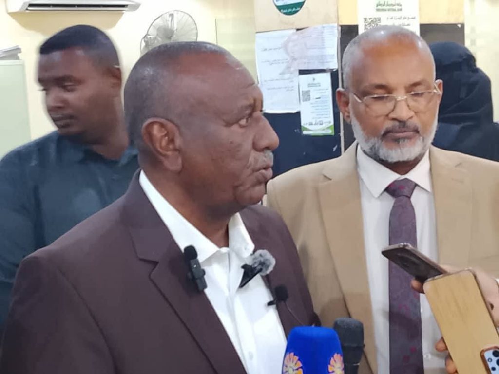 والي الجزيرة يتفقد استبدال العملة ويؤكد انسياب المرحلة الثانية دون ازدحام