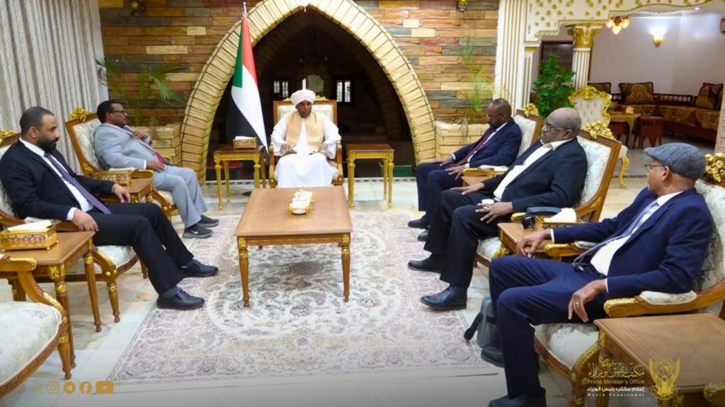 رئيس الوزراء يستعرض أمام عدد من الصحفيين أولويات الحكومة للفترة القادمة في مقدمتها السلام