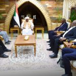 رئيس الوزراء يستعرض أمام عدد من الصحفيين أولويات الحكومة للفترة القادمة في مقدمتها السلام