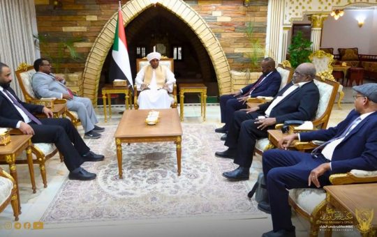 رئيس الوزراء يستعرض أمام عدد من الصحفيين أولويات الحكومة للفترة القادمة في مقدمتها السلام