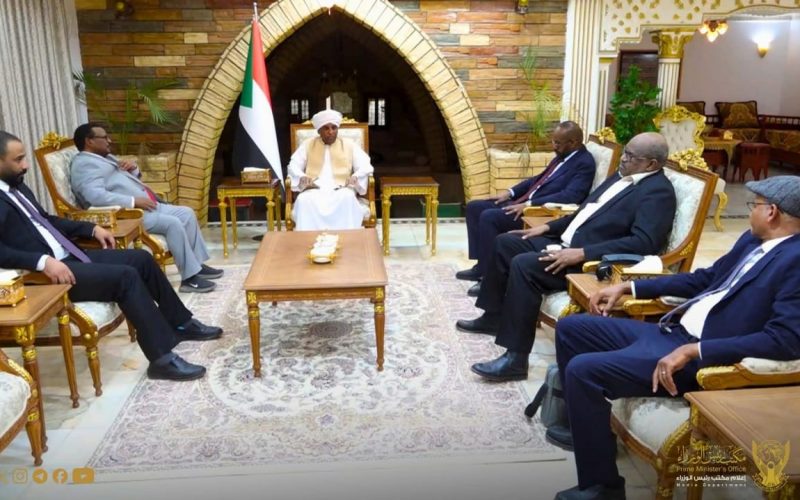 رئيس الوزراء يستعرض أمام عدد من الصحفيين أولويات الحكومة للفترة القادمة في مقدمتها السلام