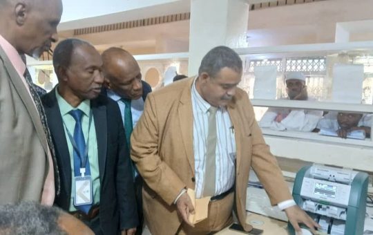 وفد الغرفة المركزية ببنك السودان يشيد بسير استبدال العملة بتندلتي   