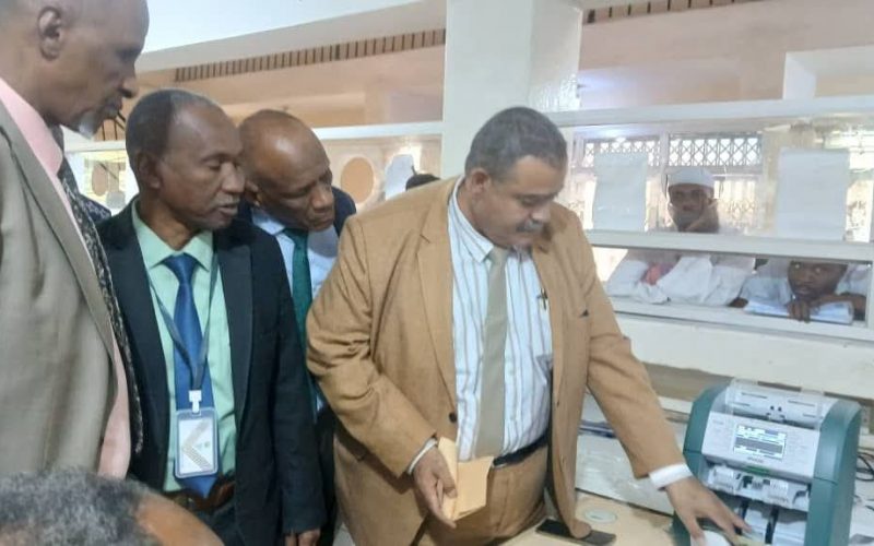 وفد الغرفة المركزية ببنك السودان يشيد بسير استبدال العملة بتندلتي   