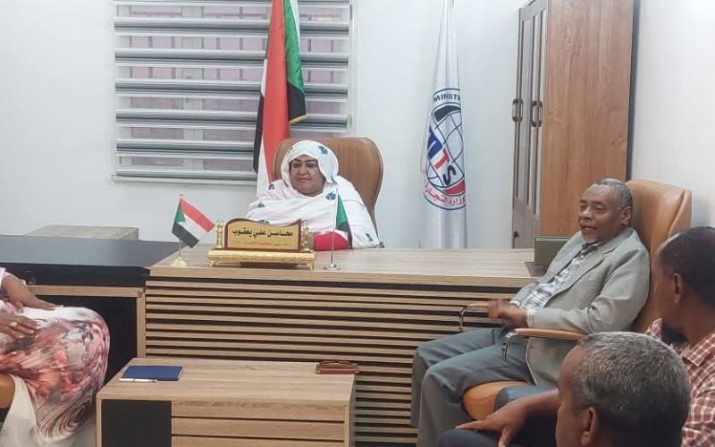 السودان – “الفضاء نيوز”: *وزيرة الصناعة والتجارة تؤكد اهمية تمكين مفوضيات التجارة بالولايات من ضبط الصادر والوارد*   
