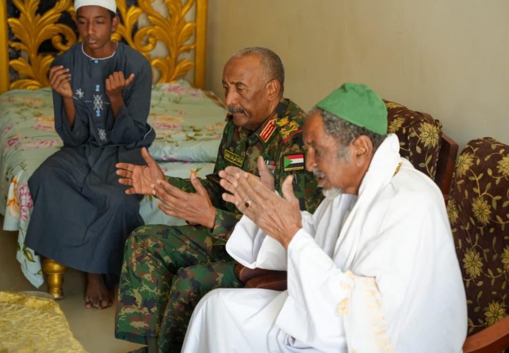 السودان – “الفضاء نيوز”: *رئيس مجلس السيادة القائد العام للقوات المسلحة يزور أسرة الشهيد العقيد (م) مأمون الرشيد*