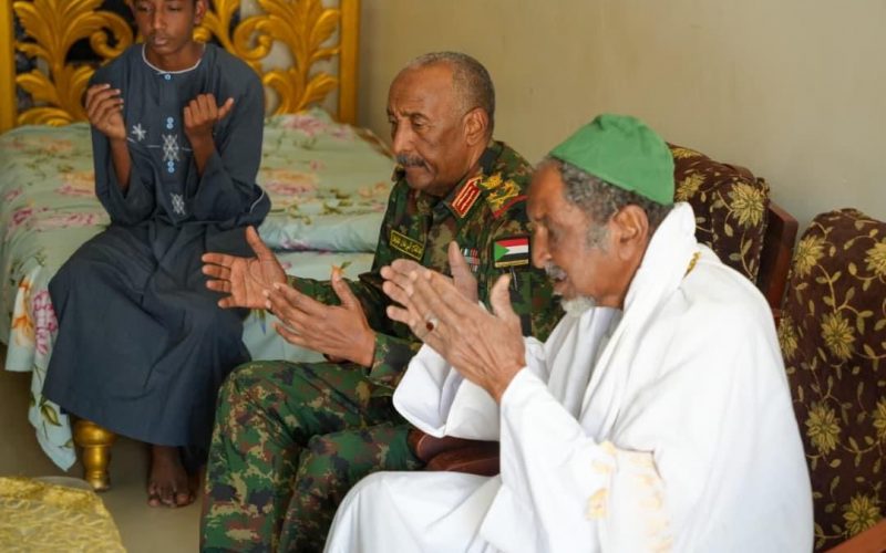 السودان – “الفضاء نيوز”: *رئيس مجلس السيادة القائد العام للقوات المسلحة يزور أسرة الشهيد العقيد (م) مأمون الرشيد*