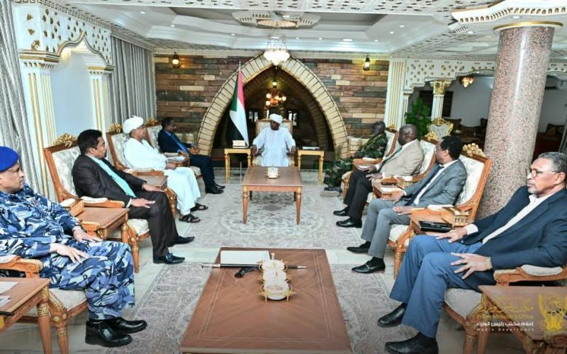 السودان – “الفضاء نيوز”: *إجتماع موسع لرئيس الوزراء يناقش قضايا تنظيم قطاع التعدين ومكافحة التهريب والمخدرات*   