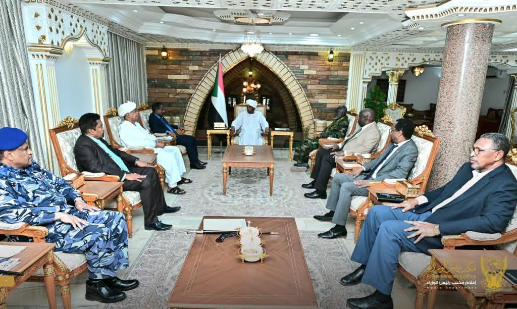 السودان – “الفضاء نيوز”: *إجتماع موسع لرئيس الوزراء يناقش قضايا تنظيم قطاع التعدين ومكافحة التهريب والمخدرات*   