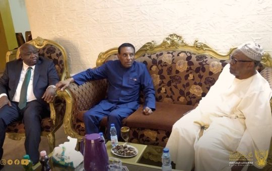 السودان – “الفضاء نيوز”: *رئيس الوزراء يسجل زيارة إجتماعية للهرم الاعلامي بروفيسور علي شمو*