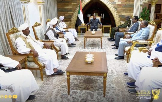 السودان – “الفضاء نيوز”: *رئيس الوزراء يلتقي ناظر عموم قبائل البني عامر*