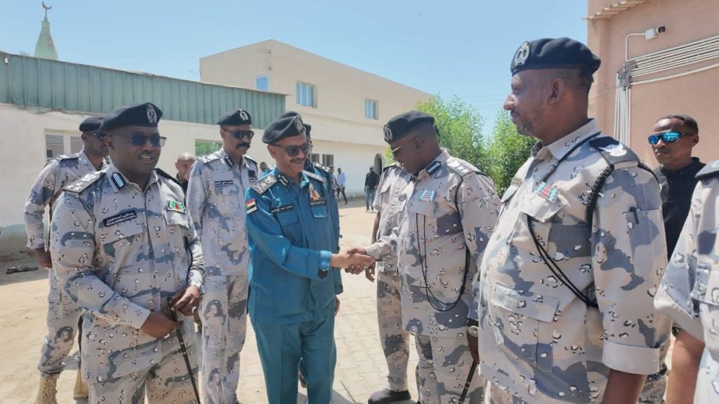مدير الجمارك يتفقد مكافحة التهريب بالبحر الاحمر