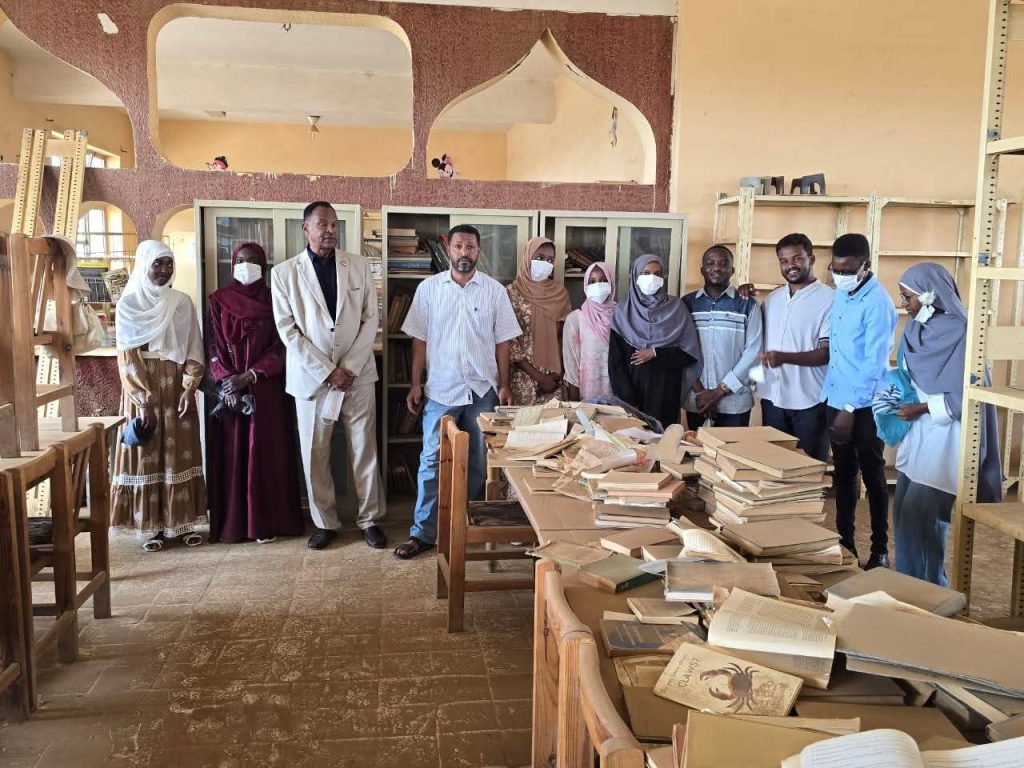 وزير الشباب والرياضة يلتقي مجموعة مبادرة إعادة مكتبة قصر الشباب والأطفال   