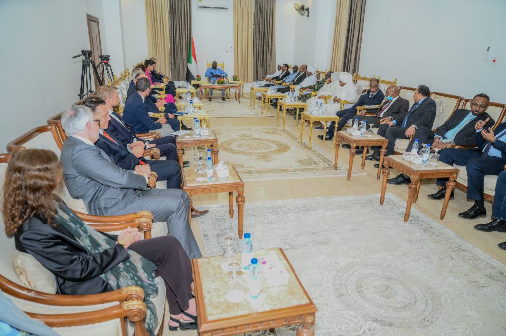 السودان – “الفضاء نيوز”: *عقار يطلع وفد بعثة الاتحاد الأوروبي الزائر للسودان على حقائق الأوضاع في البلاد* 