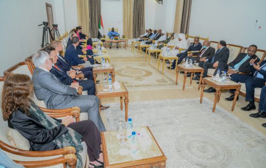 السودان – “الفضاء نيوز”: *عقار يطلع وفد بعثة الاتحاد الأوروبي الزائر للسودان على حقائق الأوضاع في البلاد* 