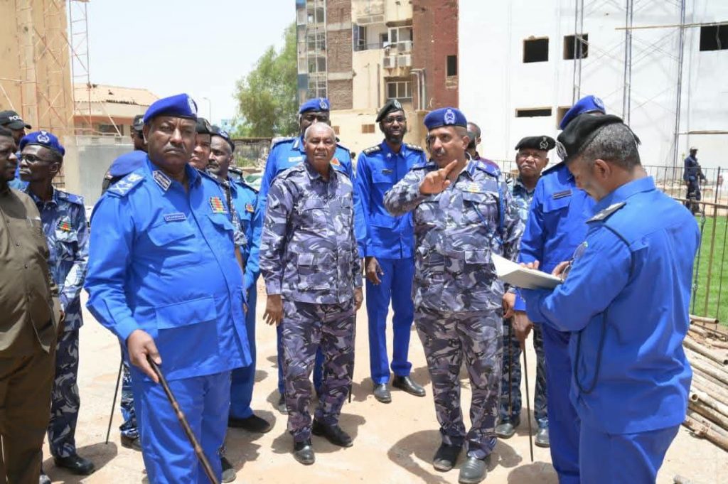 السودان – “الفضاء نيوز”: *وزير الداخلية ومدير عام قوات الشرطة يقفان على سير العمل بمجمعات خدمات الجمهور ومستشفى الرباط الجامعى*