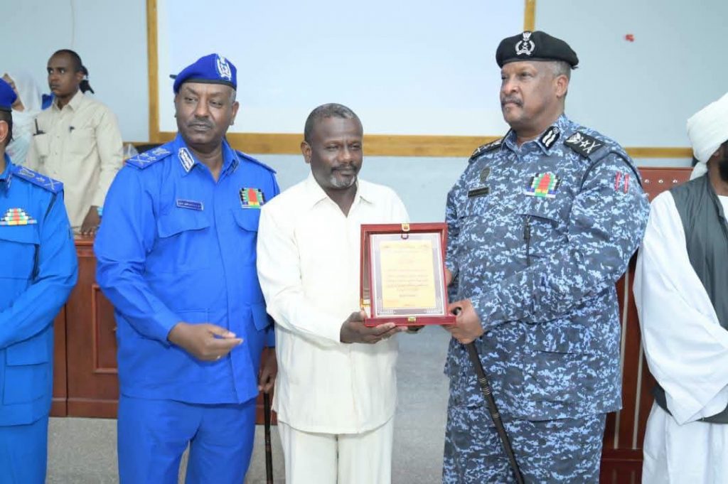 السودان – “الفضاء نيوز”: *المدير العام لقوات الشرطة يكرم الداعمين والمنفذين لبرنامج إفطارات الكرامة الذى نفذته قوات الشرطة المجتمعية*