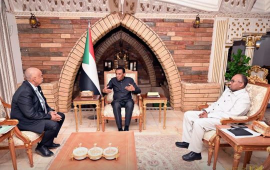 السودان – “الفضاء نيوز”: *رئيس الوزراء يطلع على جهود وزارة الطاقة في مجالي الكهرباء والإمدادات البترولية*