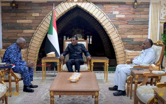 رئيس الوزراء يطلع على سير العمل في وزارة الداخلية