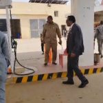 رئيس الوزراء يتفقد محطات الوقود ويطمئن المواطنين على توفر المشتقات البترولية