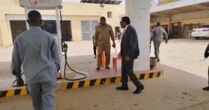 رئيس الوزراء يتفقد محطات الوقود ويطمئن المواطنين على توفر المشتقات البترولية