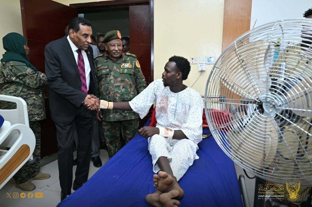 السودان – “الفضاء نيوز”: *رئيس الوزراء وأعضاء حكومة الأمل يتفقدون جرحى ومصابي العمليات بمستشفى السلاح الطبي*