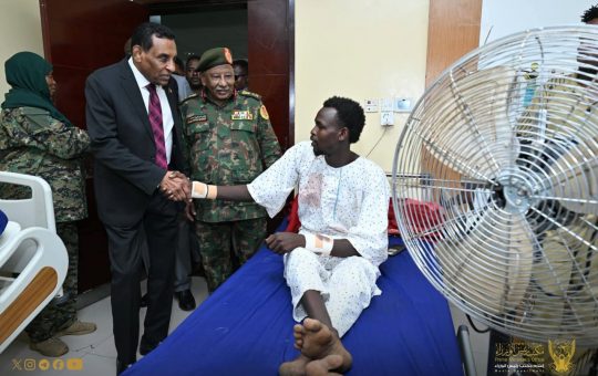 السودان – “الفضاء نيوز”: *رئيس الوزراء وأعضاء حكومة الأمل يتفقدون جرحى ومصابي العمليات بمستشفى السلاح الطبي*