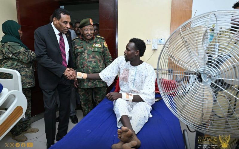 السودان – “الفضاء نيوز”: *رئيس الوزراء وأعضاء حكومة الأمل يتفقدون جرحى ومصابي العمليات بمستشفى السلاح الطبي*