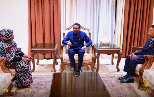السودان – “الفضاء نيوز”: *رئيس الوزراء يلتقي رئيس مجلس شؤون الأحزاب السياسية*